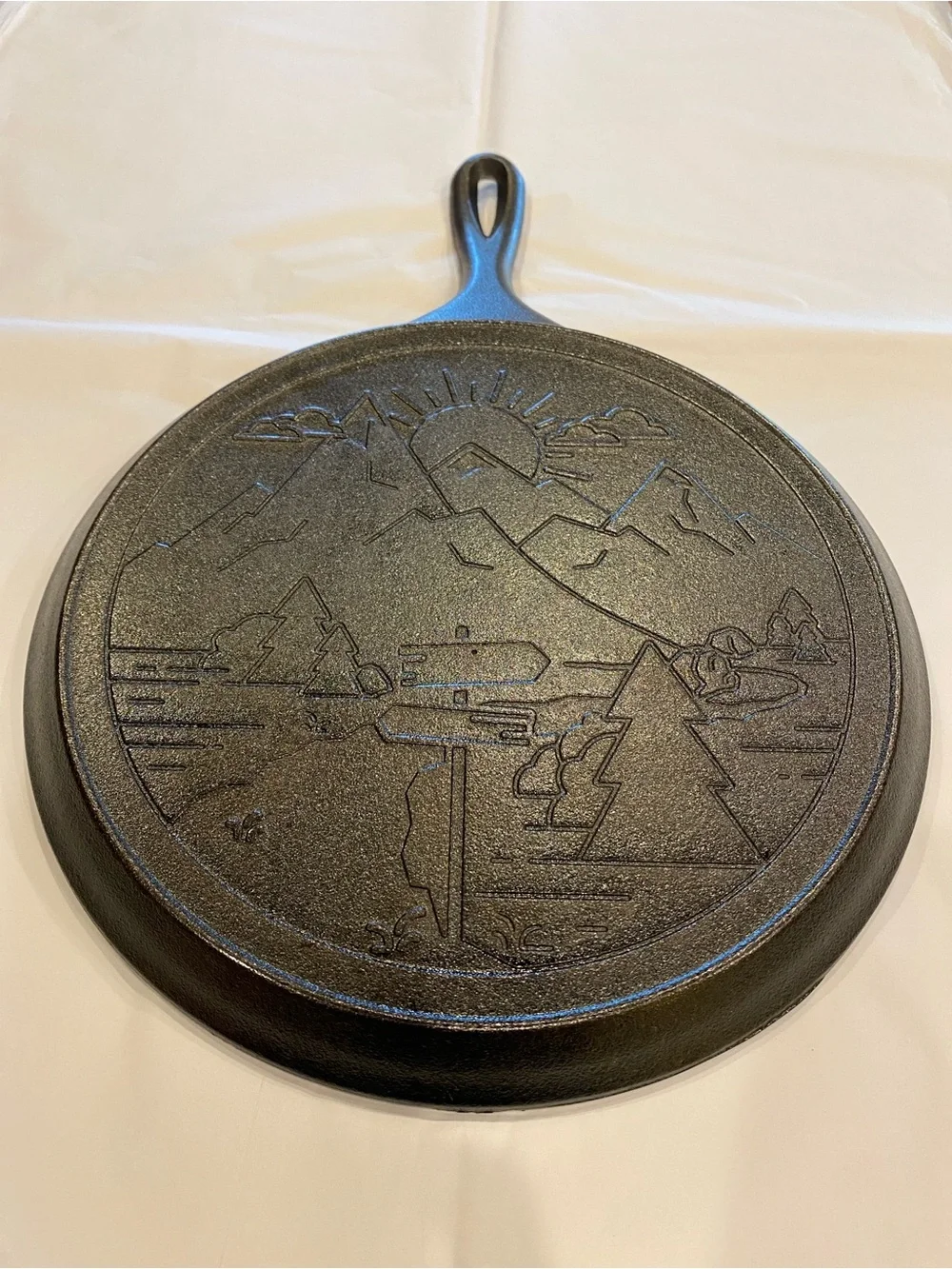 LODGE Seasoned Cast Iron Mountain Griddle 10.5”/ 26.6cm, New w/ Tag + Info Label